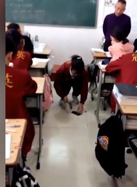 VIDEO: Učiteľ potrestal dievča pred očami žiakov. Musela rozbiť svoj telefón