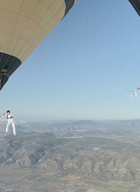 Povrazolezec Francúzsko balóny akrobati foto5