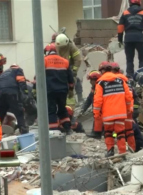 [multi] Záchranári vytiahli z trosiek spadnutej budovy 5-ročné dievča 5235