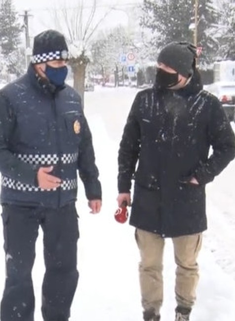 Muž autom narazil do policajta.