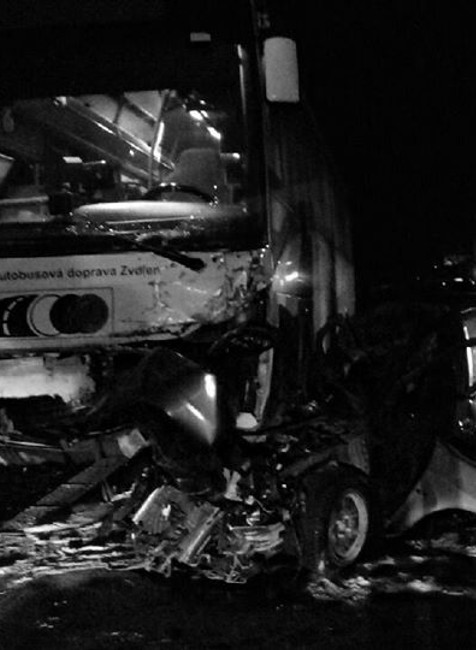 Čelná zrážka s autobusom sa skončila tragicky. Z osobného auta zostali len stlačené plechy 