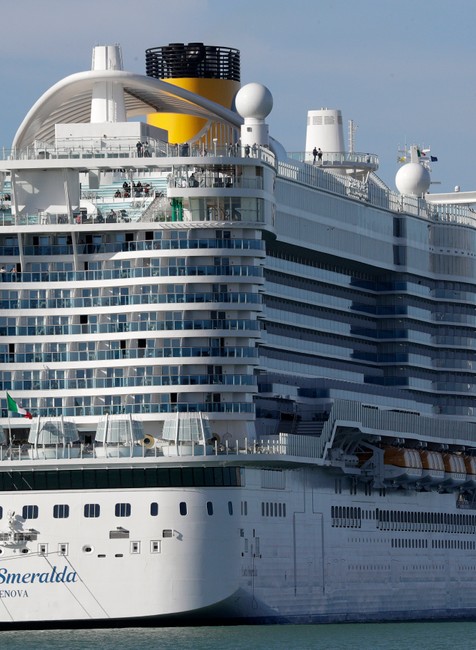 Tisíce cestujúcich uviazli na lodi pre podozrenie na koronavírus