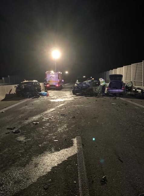 Hromadná zrážka áut na ceste R1. Nehoda si vyžiadala ľudské životy