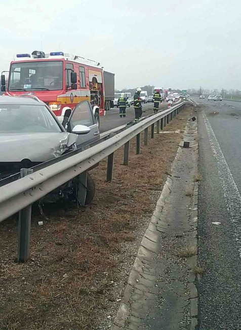 Nehoda dodávky a auta na R1. Cestu museli uzavrieť