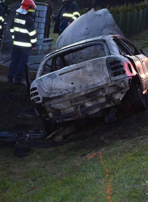 V priekope rodinného domu začalo horieť auto. Muža nezachránili ani vodiči