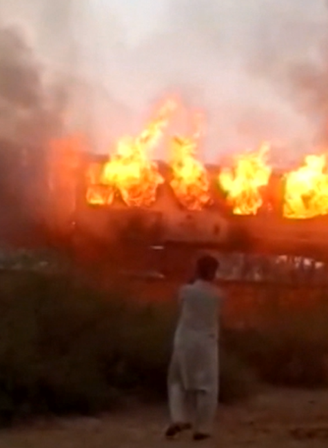 Idúci vlak zachvátil požiar, pripravil o život desiatky ľudí