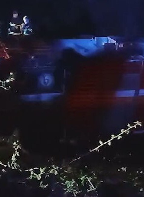 Hasiči na ceste k požiaru havarovali Cisterna skončila v potoku (1)