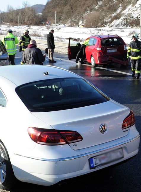 Nehoda R1 Nová Baňa zrážka áut šmyk 1