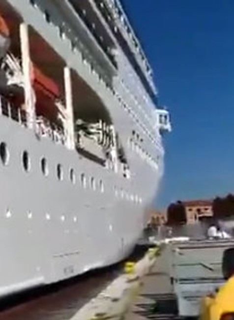 Výletná loď v Benátkach narazila do móla v prístave. Niekoľko ľudí sa zranilo