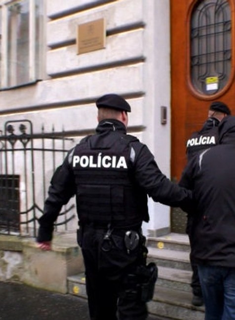 Kukláči zadržali policajta s manželkou. SBS-ky boli terčom ich biznisu