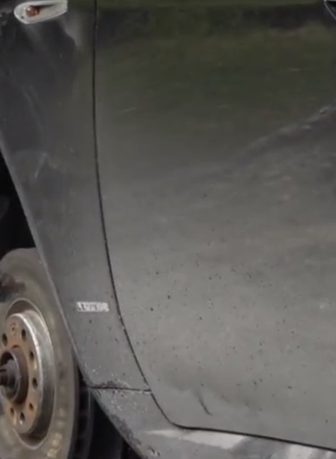 Opitý vodič unikal niekoľko kilometrov, nezastavil ho ani defekt  