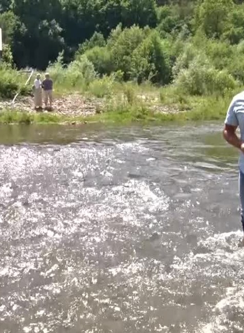 Žena (74) je doslova za vodou. Most, ktorý ju spája so zvyškom dediny strhol silný prúd