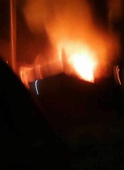 Priemyselný areál zachvátil obrovský požiar. Na mieste zasahujú desiatky hasičov už hodiny