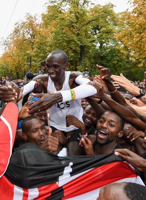 Eliud Kipchoge ako prvý človek v histórii prelomil magickú hranicu dvoch hodín