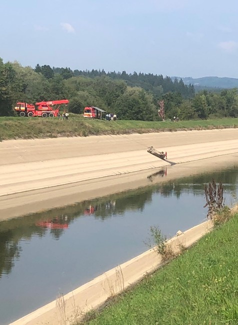 Hasiči vytiahli z Hričovského kanála auto. Našli v ňom telo
