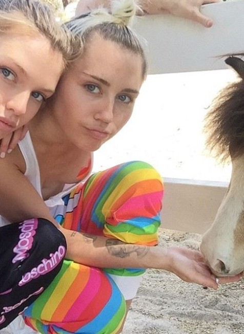 Miley Cyrus a Stella Maxwell