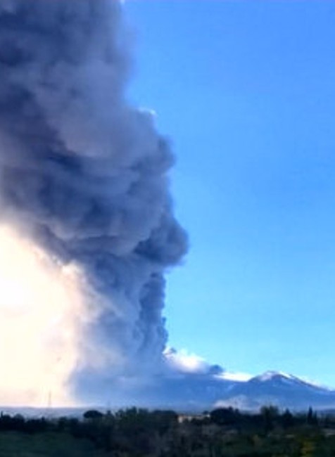 Sopka Etna sa prebudila k životu. Spôsobila viac ako stovku otrasov
