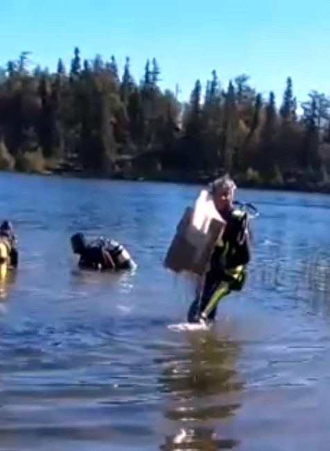 Potápači čistia plesá