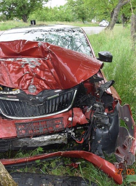 Hrozivá nehoda. Vodič skončil s autom v strome