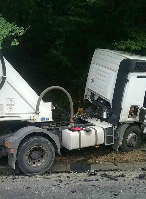 Vážna nehoda pri Bystrici. Po zrážke kamióna s osobným autom museli uzavrieť cestu 