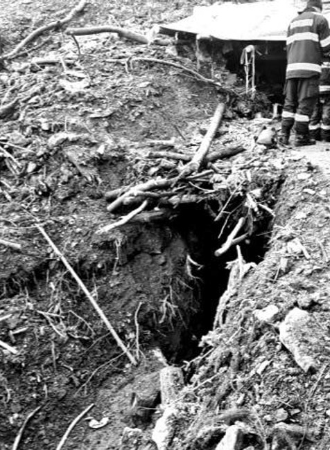 Banskí záchranári vyťahujú z bývalej banskej šachty telá dvoch mužov.