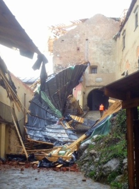 Krásna Hôrka hrad spadnutá provizórna drevená strecha