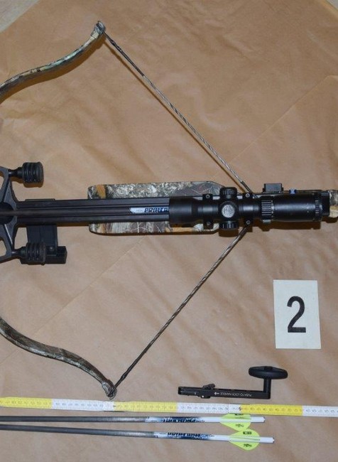 Opitý muž mieril kušou na pracovníkov v lese. Neskôr zbraň vymenil za vzduchovku