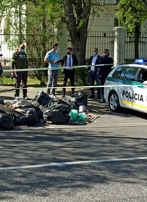 Polícia rieši pohodené vrecia pred úradom vlády