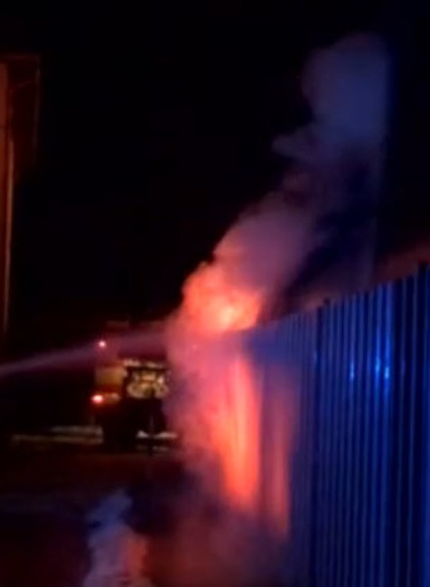 V hospodárskom areáli vypukol požiar. Hasiči bojovali s plameňmi hodiny