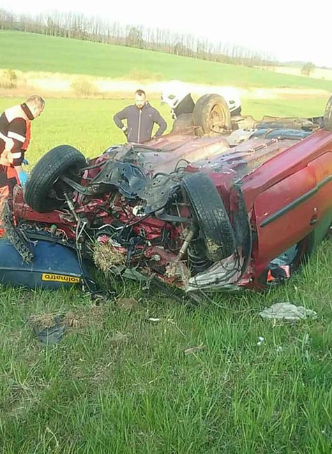 Vážna dopravná nehoda. Po silnom náraze sa auto prevrátilo na strechu