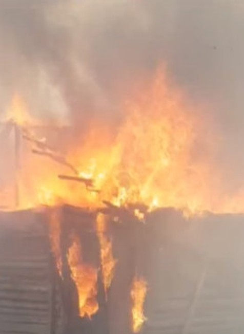 V dedine vypukol obrovský požiar. Rodiny s deťmi prišli o strechu nad hlavou