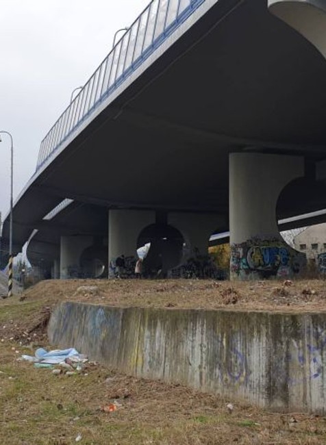 Polícia prehľadáva breh Dunaja a lokalitu, kde našli telo brutálne dobitej Violy