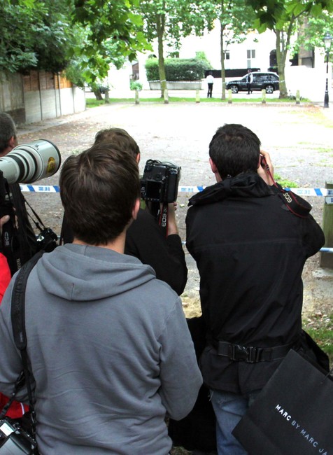 Winehouse reportéri pred domom