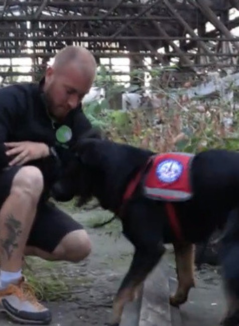 Záchranený psík sám záchranárom 