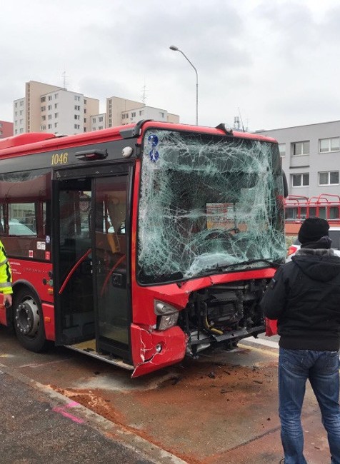V Bratislave sa zrazili dva autobusy
