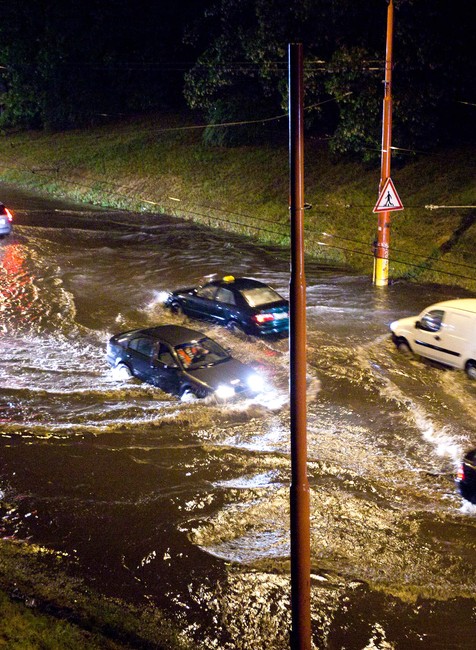 Záplavy voda dážď autá Bratislava zaplavená cesta hasiči záchranári