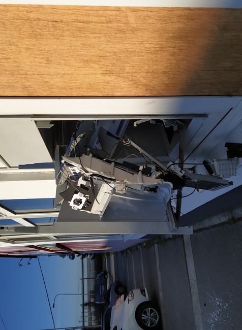 Zlodeji v hlavnom meste vykradli bankomat. Po výbuchu všade lietali peniaze