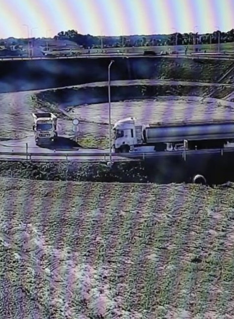 Mimoriadne nebezpečná jazda kamionistu.