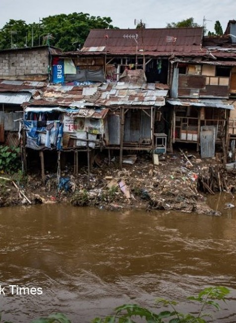 zničené domy po záplavách