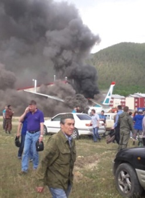 Lietadlo prešlo ranvej a po náraze do budovy vzplanulo