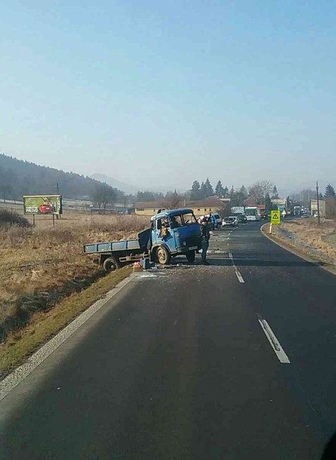 Po zrážke zostala jedna osoba zakliesnená v aute. Cestu museli uzavrieť