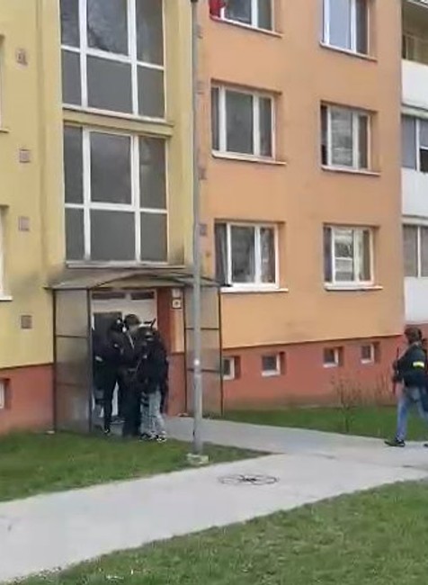 Muž mal pri sebe nebezpečný chemický materiál.