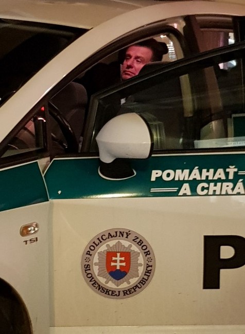 László Sólymos v policajnom aute