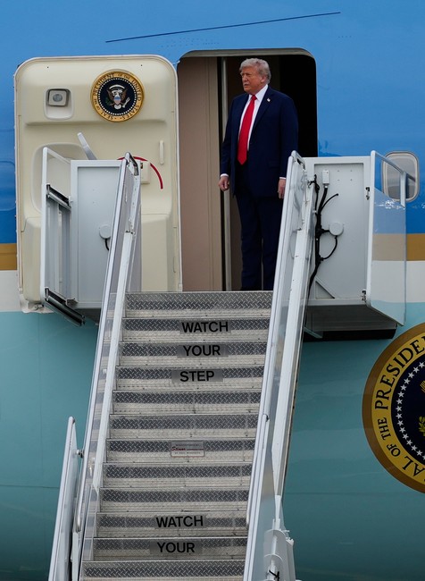 Trump vo dverach AirForce One