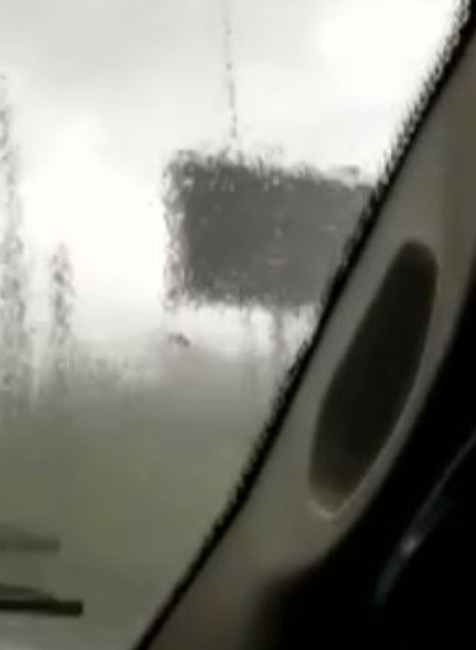 sanitka uprostred tornáda 