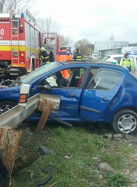 Päť zranených pri dopravnej nehode. Zrazili sa osobné a nákladné vozidlo