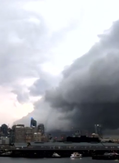 Sydney zasiahla desivá búrka. Tisícky domácnosti ostali bez prúdu 