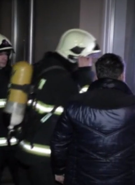 Zo zamknutého bytu unikal plyn. Na mieste zasahovali hasiči