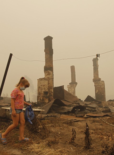 fotoreportáž Rusko požiare: dieťa pred vyhoreným domom