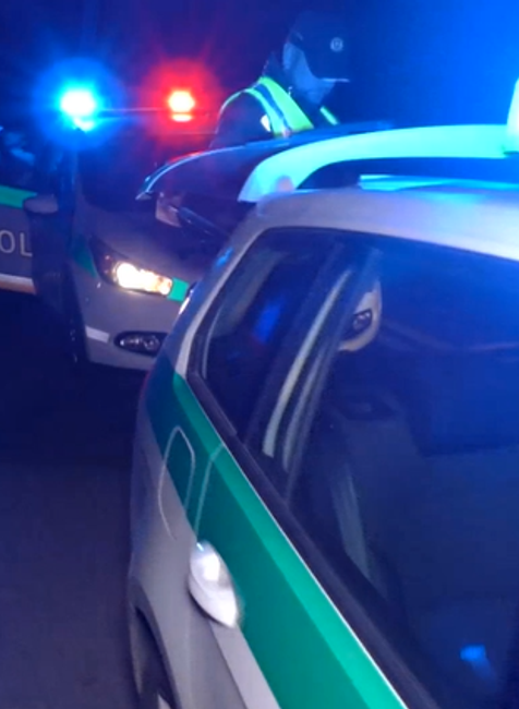 Vodič pod vplyvom alkoholu, zranený policajt a naháňačka ulicami mesta. Tak vyzeral večer v Humennom 